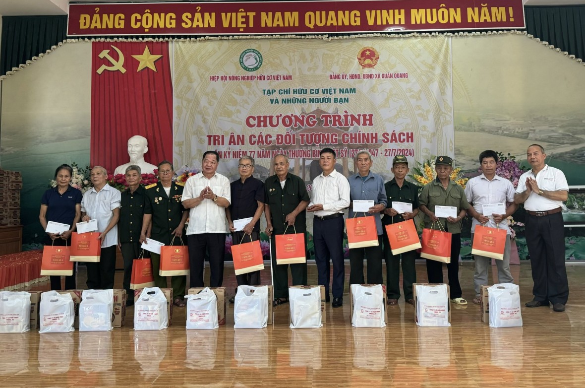 Tạp chí Hữu cơ Việt Nam tri ân gia đình chính sách xã Xuân Quang, huyện Chiêm Hóa Tạp chí Hữu cơ Việt Nam tri ân gia đình chính sách xã Xuân Quang, huyện Chiêm Hóa