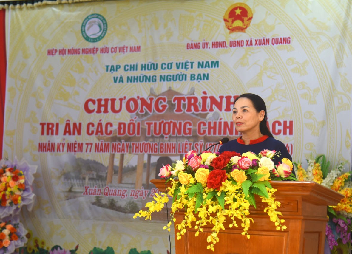 Tạp chí Hữu cơ Việt Nam tri ân gia đình chính sách xã Xuân Quang, huyện Chiêm Hóa Tạp chí Hữu cơ Việt Nam tri ân gia đình chính sách xã Xuân Quang, huyện Chiêm Hóa