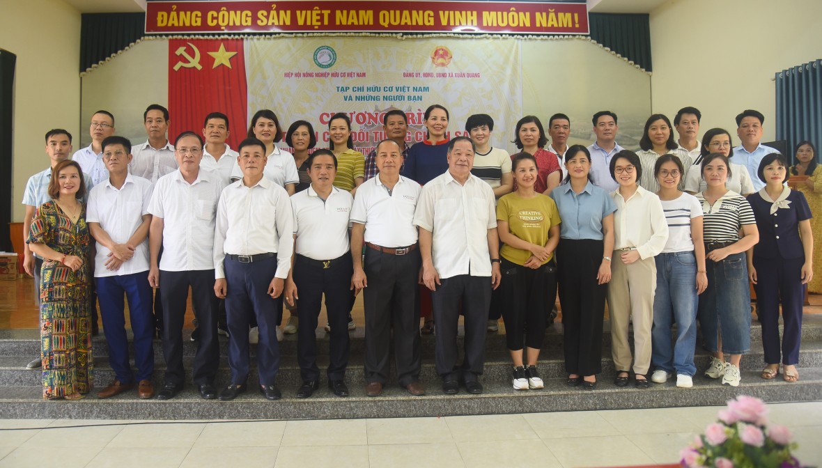 Tạp chí Hữu cơ Việt Nam tri ân gia đình chính sách xã Xuân Quang, huyện Chiêm Hóa Tạp chí Hữu cơ Việt Nam tri ân gia đình chính sách xã Xuân Quang, huyện Chiêm Hóa