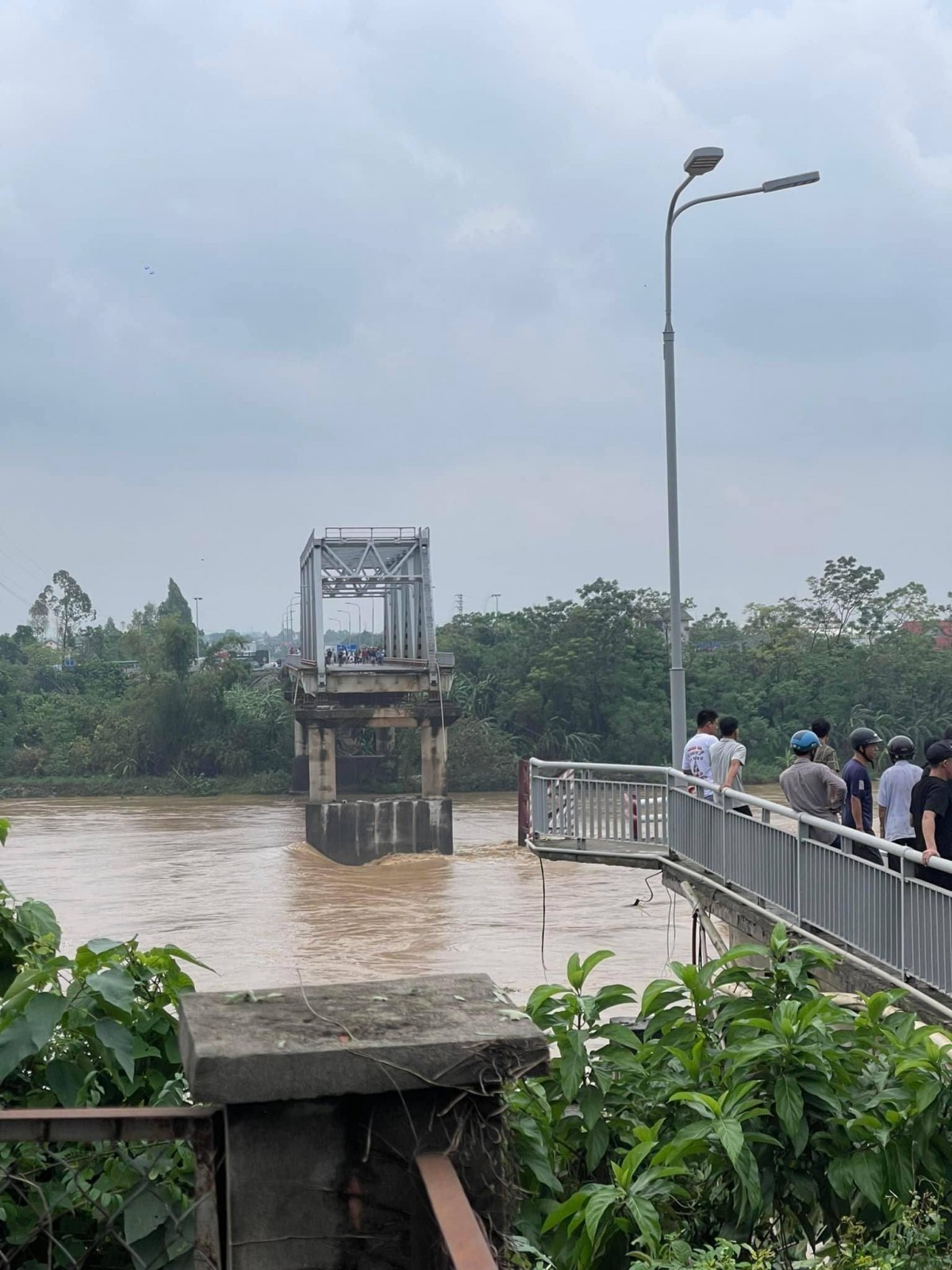 Sập cầu Phong Châu, giao thông tê liệt