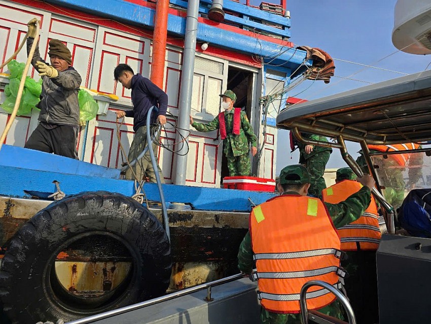 CBCS Đồn Biên phòng Cô Tô iếp cận tàu cá của ngư dân bị nạn. 