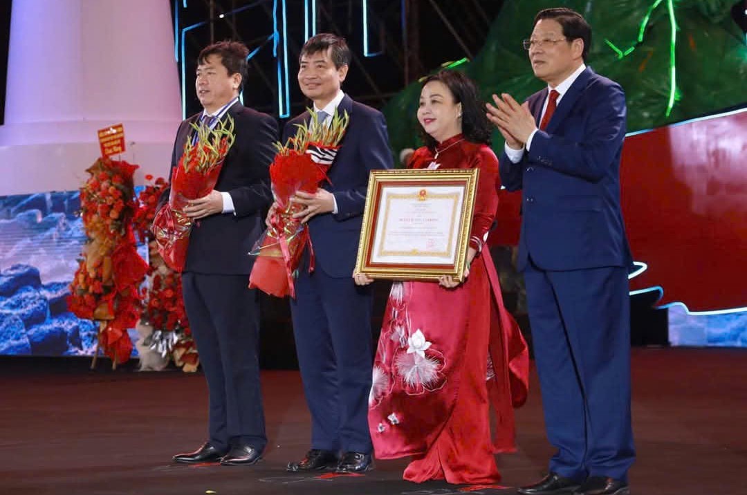 Tỉnh Phú Yên đón nhận Huân chương Lao động hạng Nhất