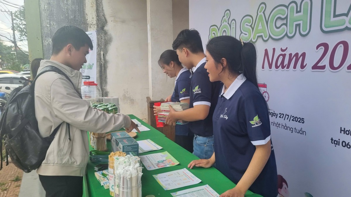 Gia Lai: Nhóm từ thiện Fly To Sky triển khai chương trình “Đổi sách lấy cây”