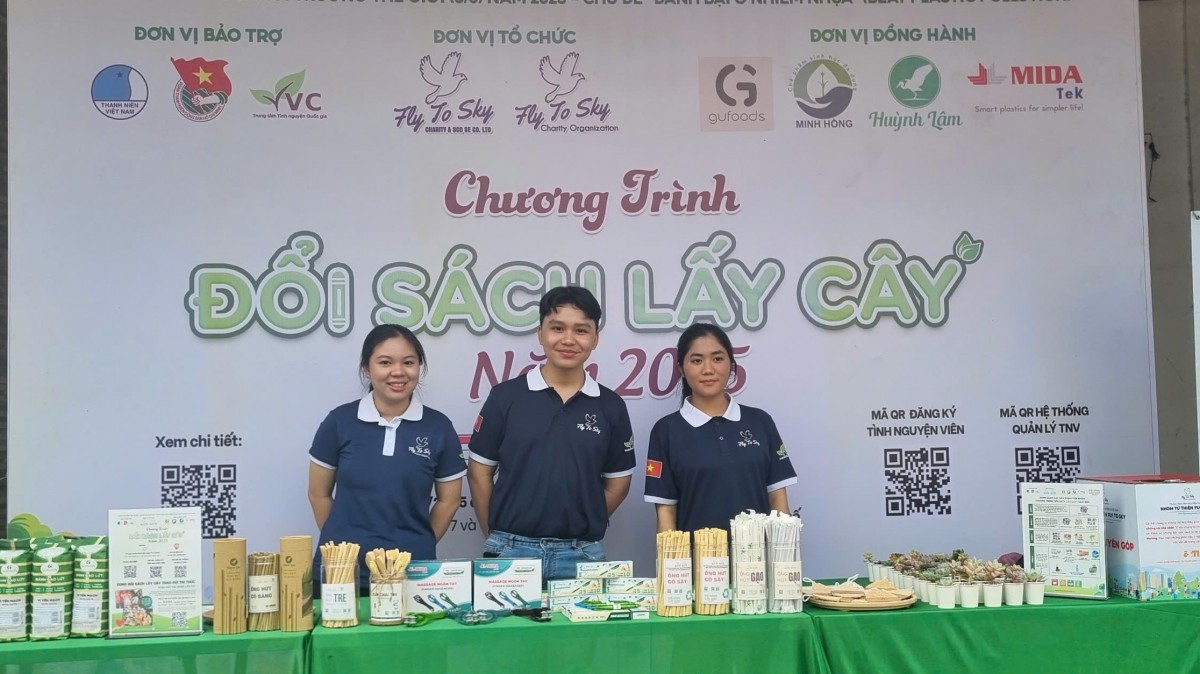 Gia Lai: Nhóm từ thiện Fly To Sky triển khai chương trình “Đổi sách lấy cây”