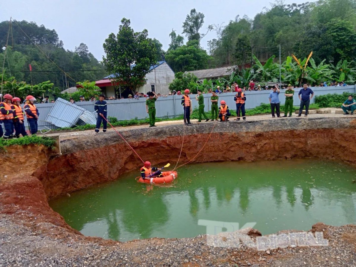 Bắc Kạn: Nỗ lực tìm kiếm người rơi xuống hố sụt lún, mất tích