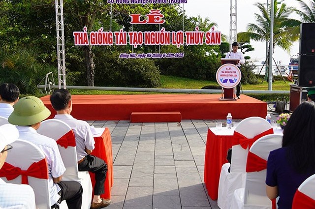 Quảng Bình tiến hành thả hàng triệu tôm, cá giống tái tạo nguồn lợi thủy sản