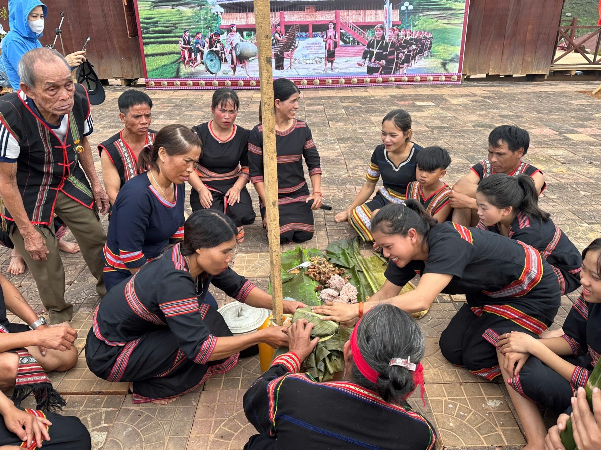 Kon Tum: Mở phiên chợ Sâm và đặc sản địa phương, thêm cơ hội cho người trồng dược liệu