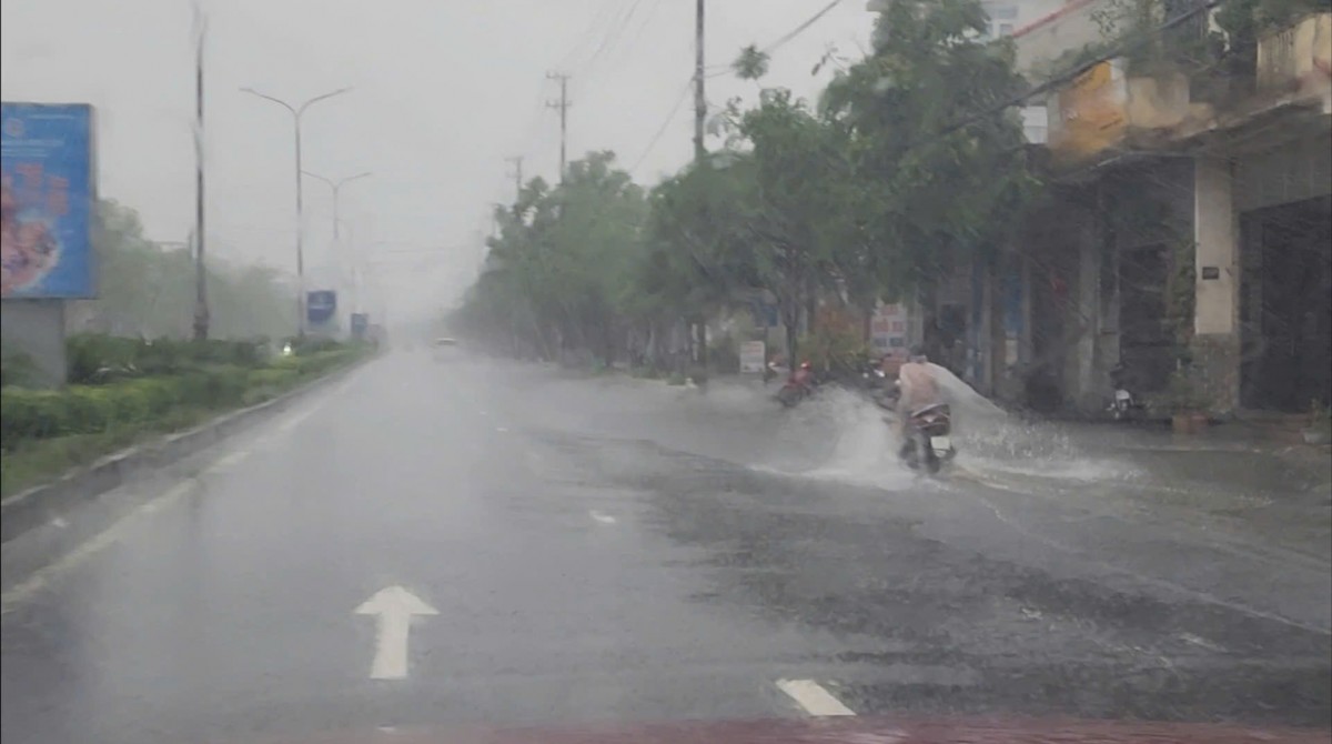 Huế khẩn trương sơ tán người dân và tập trung ứng phó bão số 1 (Wutip)