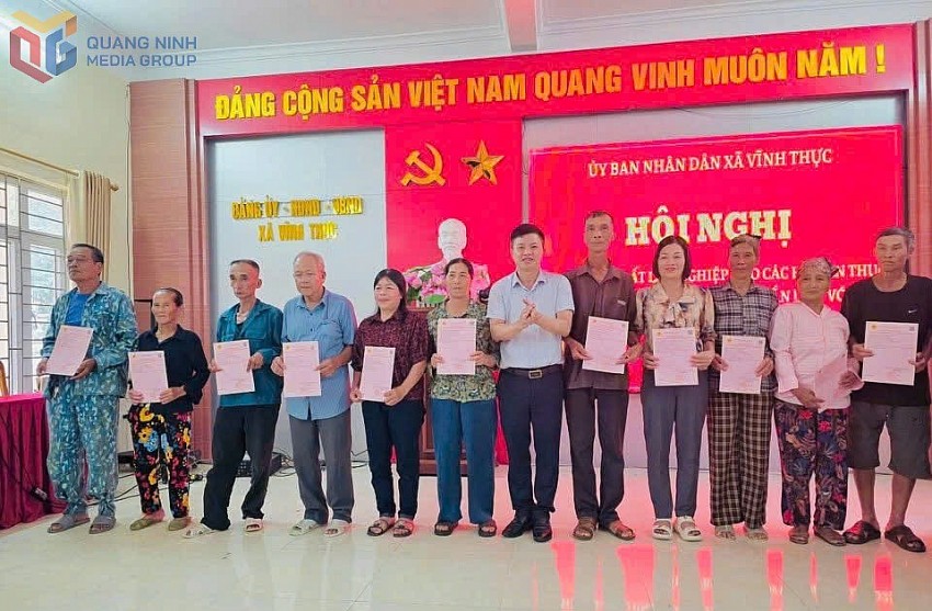 xã Vĩnh Thực trao 95 giấy CNQSD đất lâm nghiệp cho 79 hộ gia đình, cá nhân trên địa bàn xã.