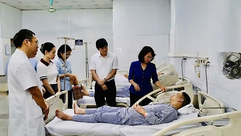 Lãnh đạo tỉnh Quảng Ninh thăm hỏi, động viên các nạn nhân đang điều trị tại Bệnh viện đa khoa tỉnh Quảng Ninh.