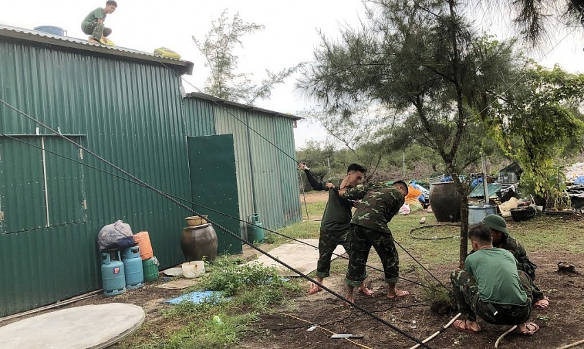 Cán bộ chiến sĩ Đại đội đảo Vĩnh Thực, Ban Chỉ huy Phòng thủ khu vực 1- Quảng Hà hỗ trợ nhân dân trên địa bàn gia cố nhà cửa 