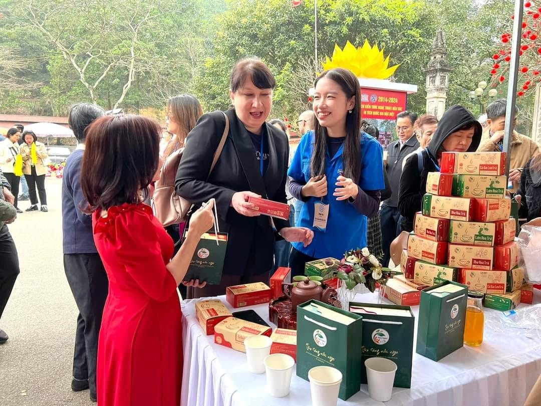 Chị Thuần giới thiệu sản phẩm đến du khách nước ngoài tại hội chợ