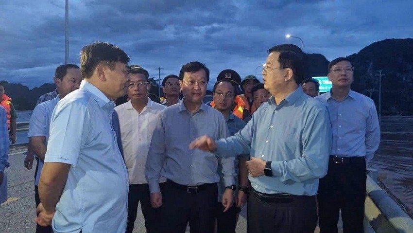 Phó Thủ tướng Mai Văn Chính chỉ đạo công tác ứng phó bão lũ và động viên người dân tại Nghệ An