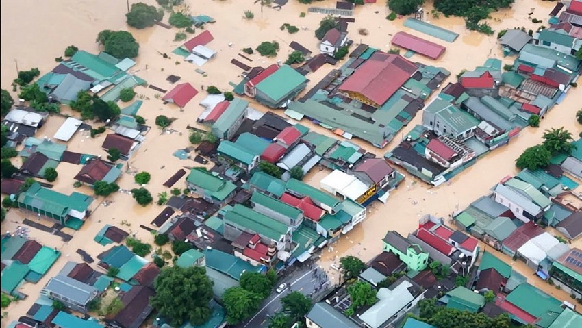 Phó Thủ tướng Mai Văn Chính chỉ đạo công tác ứng phó bão lũ và động viên người dân tại Nghệ An