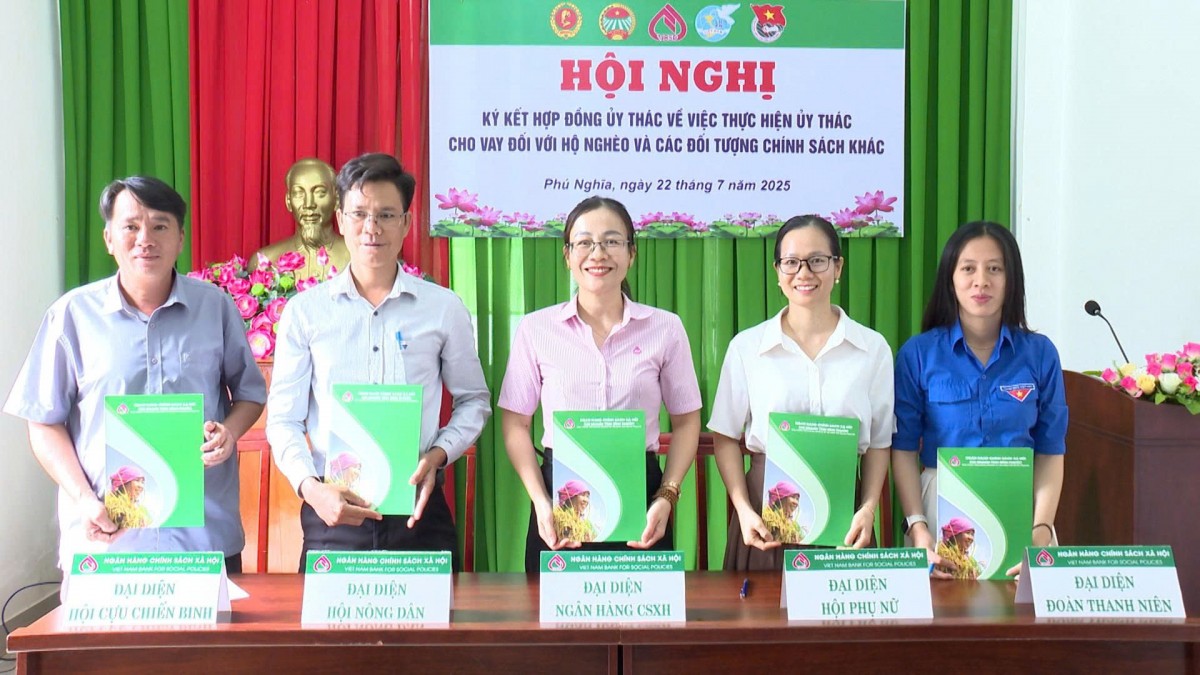 Ngân hàng Chính sách xã hội phối hợp với tổ chức chính trị - xã hội hỗ trợ vốn vay cho hộ nghèo