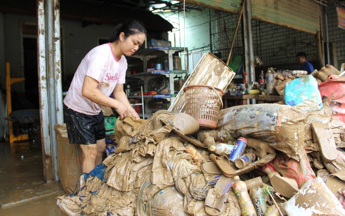 Lấm lem bùn đất, nỗ lực khắc phục hậu quả ở "rốn lũ" Tương Dương