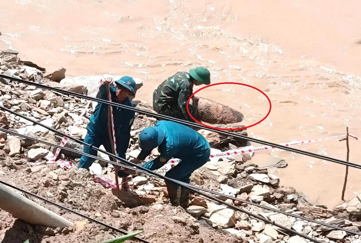 Quả bom lộ thiên nằm dọc bờ sông Nậm Mô sau khi nước lũ rút