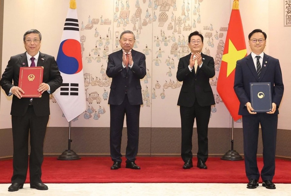Tổng Bí thư chứng kiến lễ trao các văn kiện hợp tác Việt Nam-Hàn Quốc