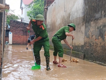 Công an xã Trung Giã “sát cánh” cùng người dân trong mưa lũ