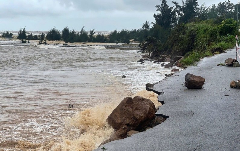 Tp. Huế: Diễn biến thời tiết phức tạp, nhiều nơi bị ngập lụt, giao thông chia cắt