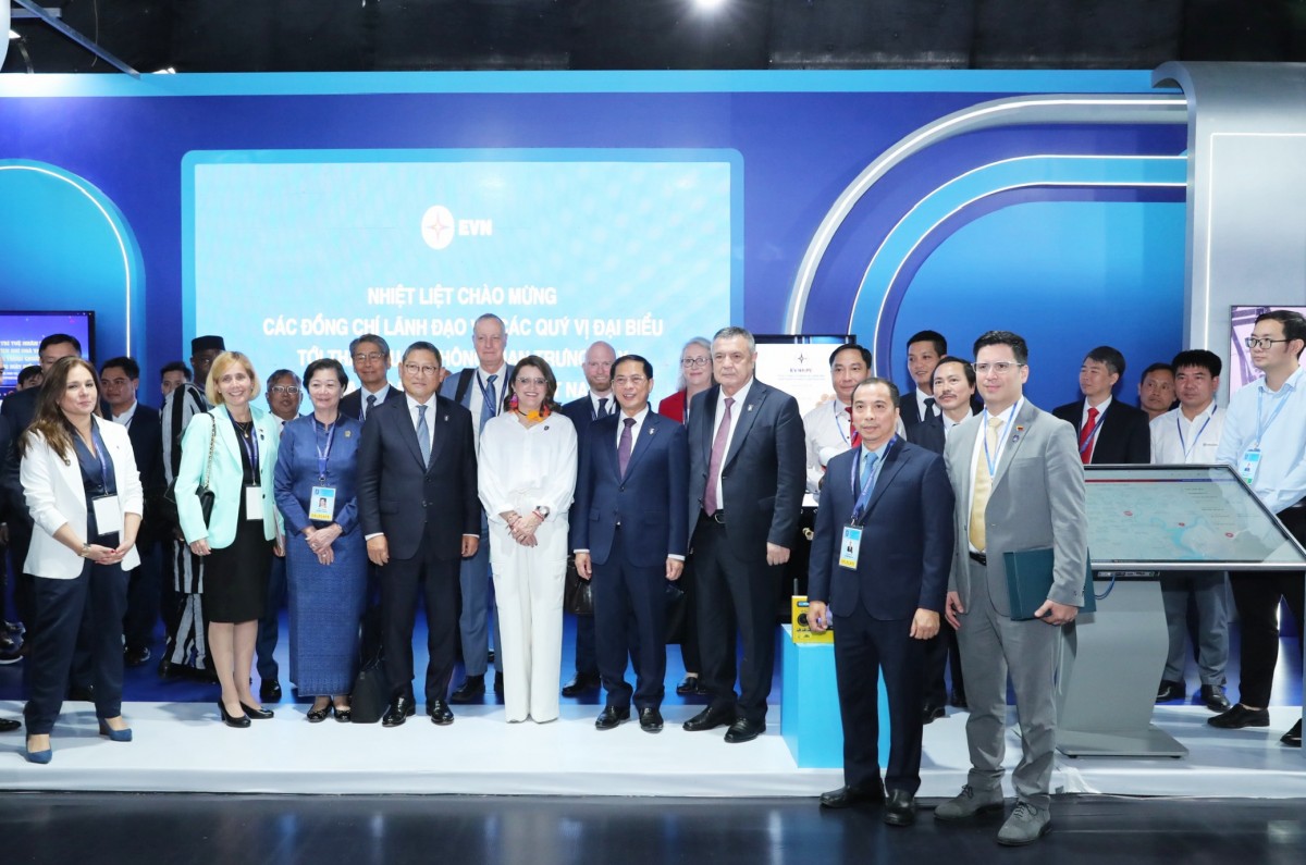 Các đại biểu trong nước, quốc tế tham quan gian trưng bày của EVN tại sự kiện Lễ mở ký Công ước Hà Nội