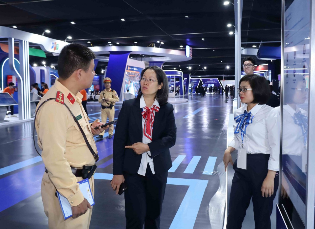 Các đại biểu trong nước, quốc tế tham quan gian trưng bày của EVN tại sự kiện Lễ mở ký Công ước Hà Nội