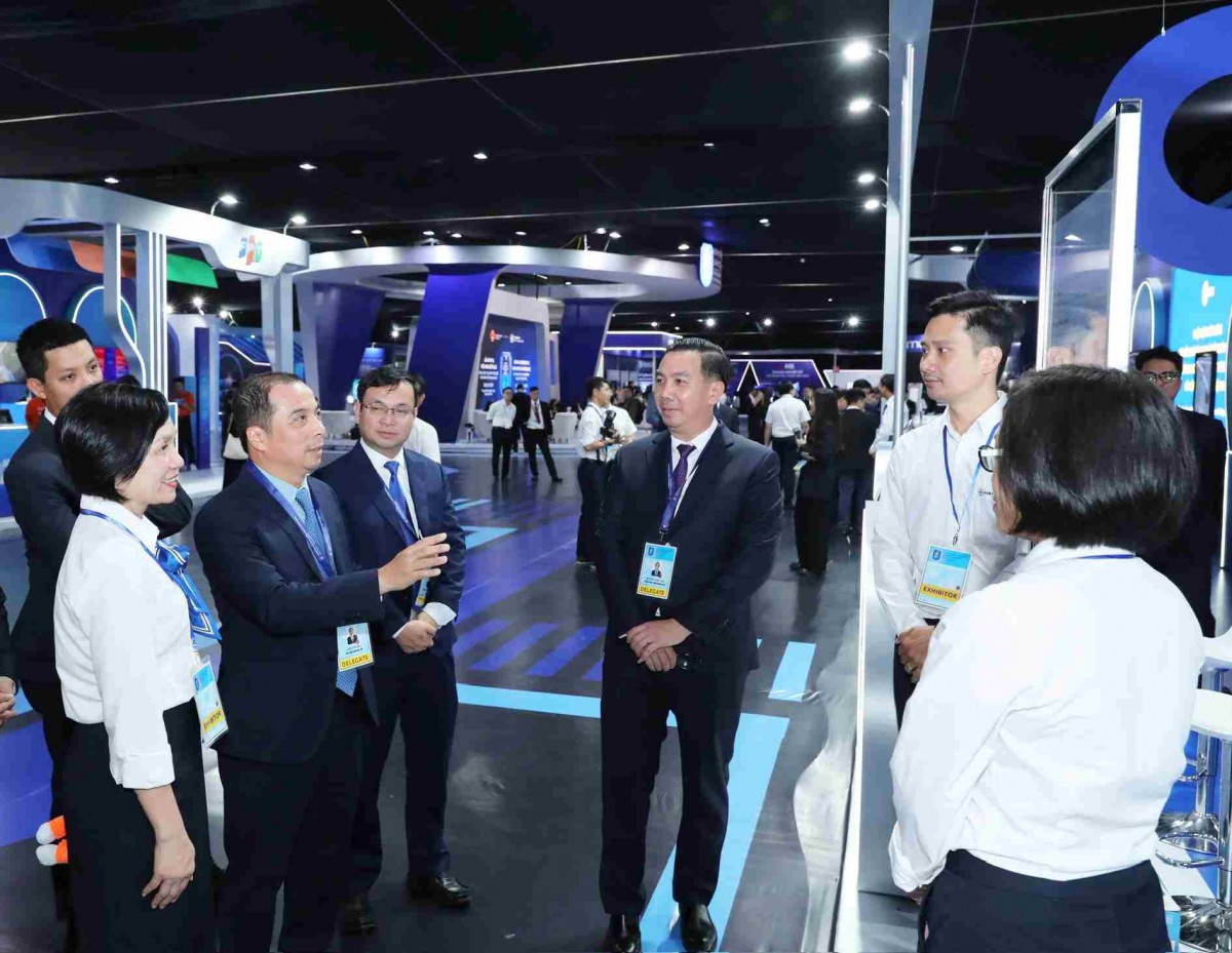 Các đại biểu trong nước, quốc tế tham quan gian trưng bày của EVN tại sự kiện Lễ mở ký Công ước Hà Nội