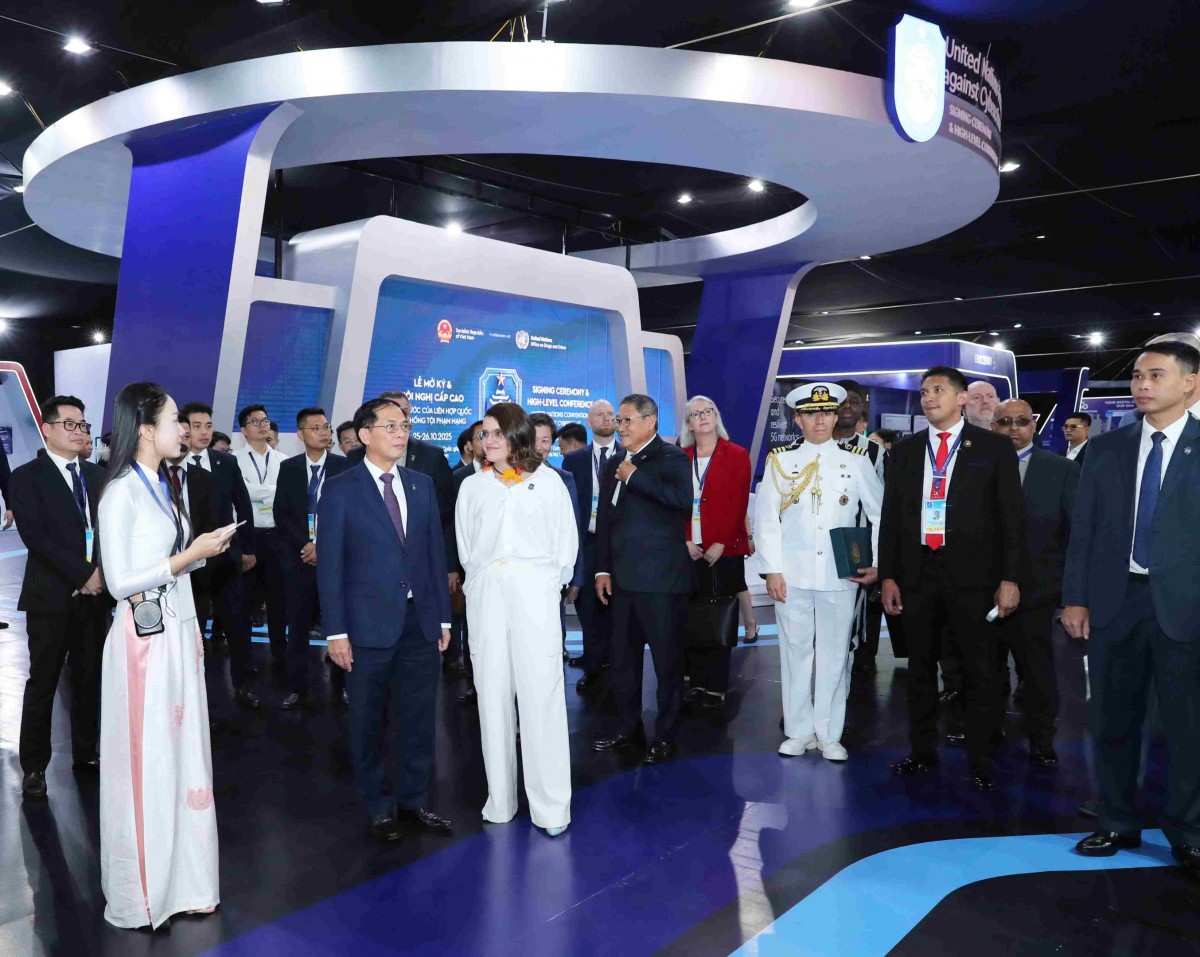 Các đại biểu trong nước, quốc tế tham quan gian trưng bày của EVN tại sự kiện Lễ mở ký Công ước Hà Nội