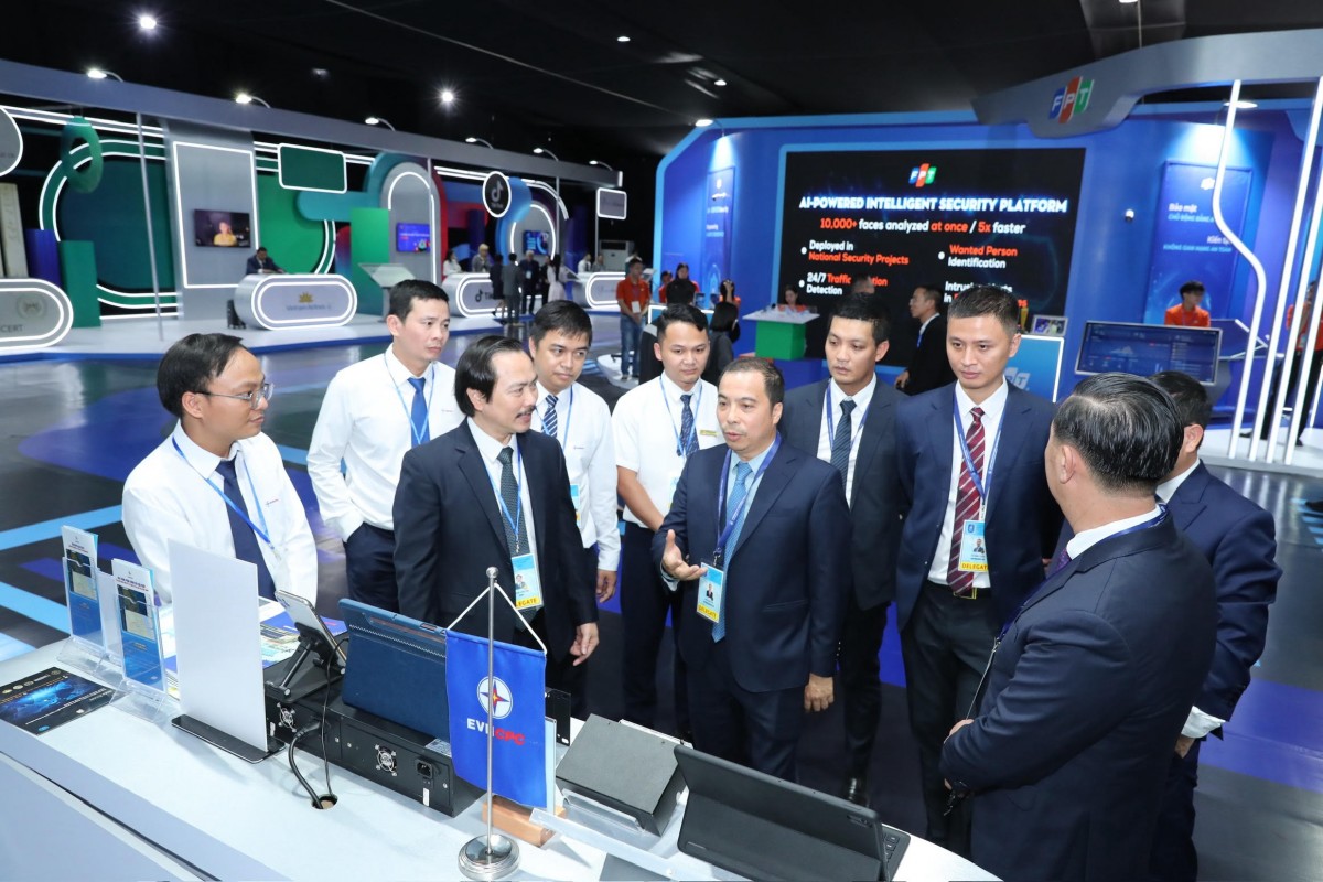 Các đại biểu trong nước, quốc tế tham quan gian trưng bày của EVN tại sự kiện Lễ mở ký Công ước Hà Nội