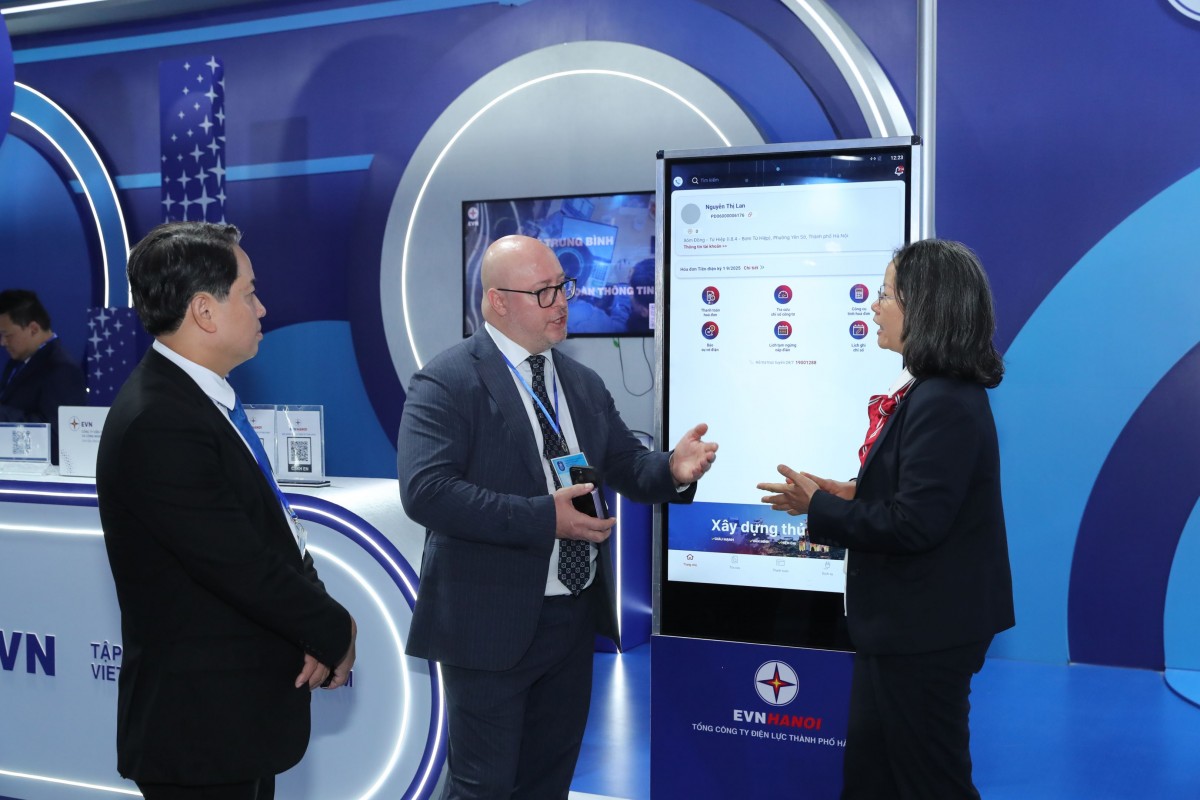 Các đại biểu trong nước, quốc tế tham quan gian trưng bày của EVN tại sự kiện Lễ mở ký Công ước Hà Nội