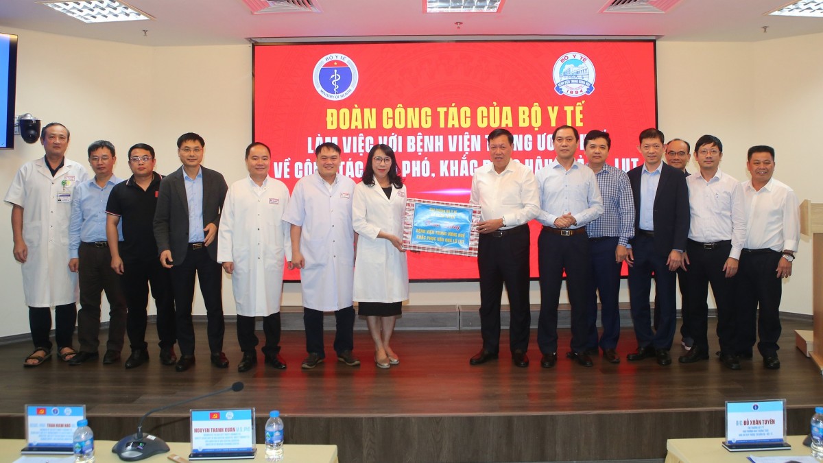 Những chiếc áo blouse trắng không rời bệnh nhân giữa tâm lũ