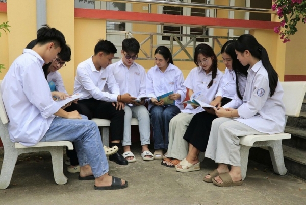 truong thpt hung khanh va ha nh tri nh 50 nam xay dung va phat trie n