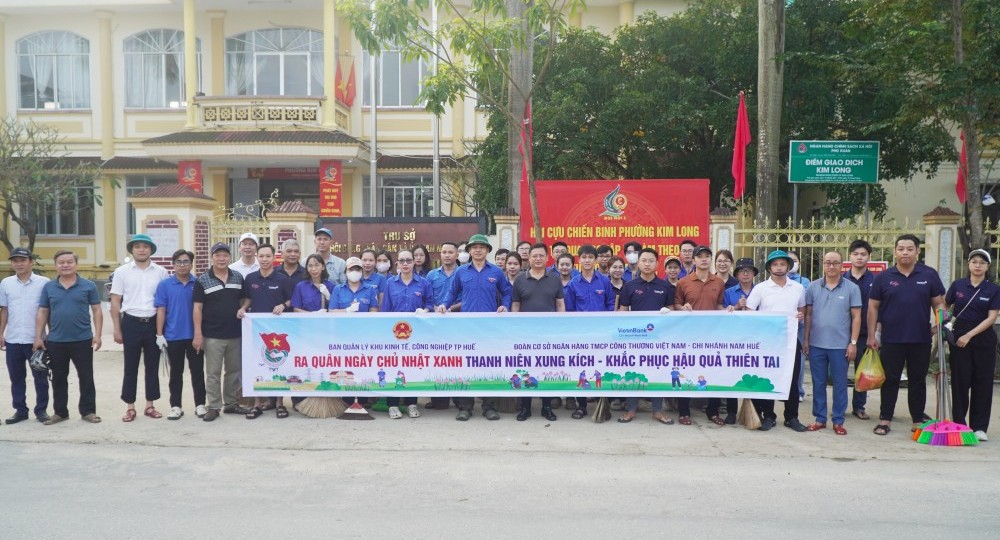 Huế: Hàng nghìn người dân tham gia "Ngày Chủ nhật Xanh" vệ sinh môi trường sau mưa lũ