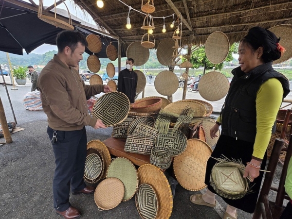 Trải nghiệm không gian chợ Cốc Lếu xưa bên bờ sông Hồng