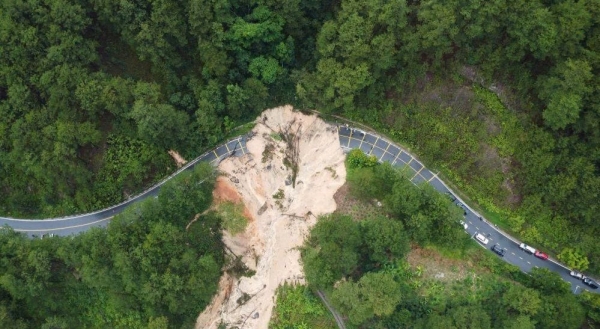 Lâm Đồng công bố tình huống khẩn cấp về thiên tai tại hai đoạn tuyến quốc lộ 20