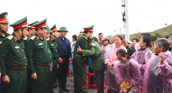 Đại tướng Phan Văn Giang thăm, tặng quà người dân vùng lũ tại Gia Lai