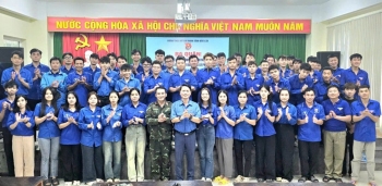 Thanh niên tình nguyện ra quân hỗ trợ bà con vùng rốn lũ phía Đông Đắk Lắk