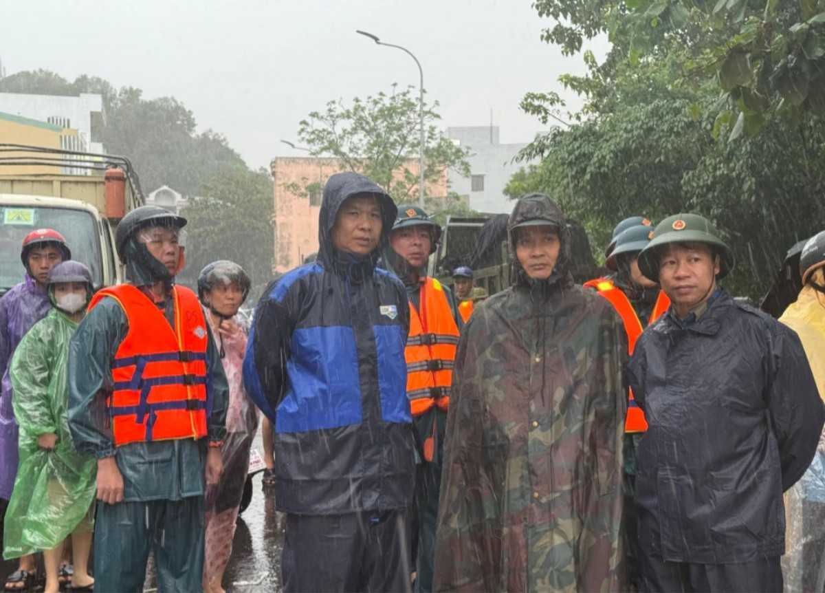 Những hình ảnh đẹp thể hiện nghĩa tình quân - dân vùng rốn lũ