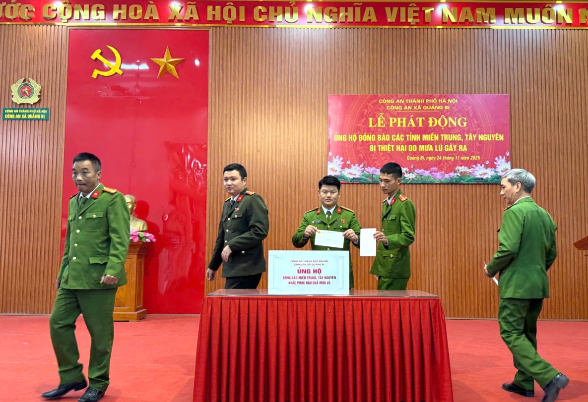 Công an Hà Nội “tiếp sức” cùng Nhân dân vùng lũ vượt qua khó khăn