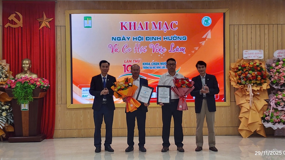 Lãnh đạo Trường ĐH Nông Lâm (Huế) cùng lãnh đạo Khoa Chăn nuôi - Thú y vinh danh, ghi nhận sự đóng góp của các nhà tài trợ. Ảnh: Ket Vinh