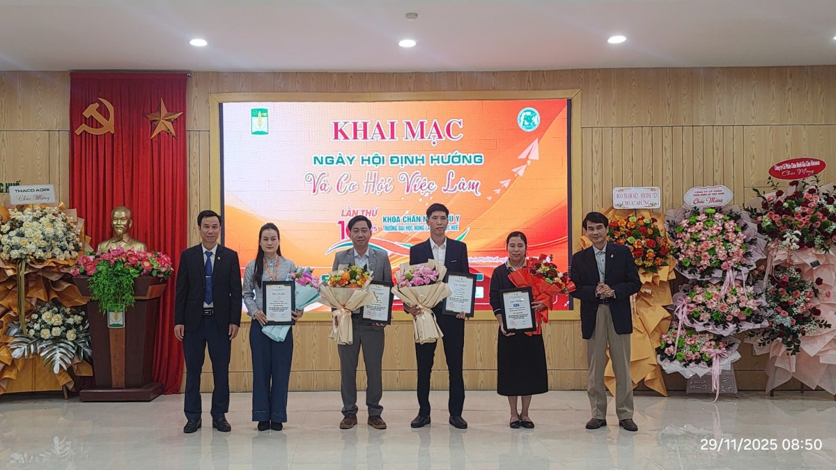 Lãnh đạo Trường ĐH Nông Lâm (Huế) cùng lãnh đạo Khoa Chăn nuôi - Thú y vinh danh, ghi nhận sự đóng góp của các nhà tài trợ. Ảnh: Ket Vinh