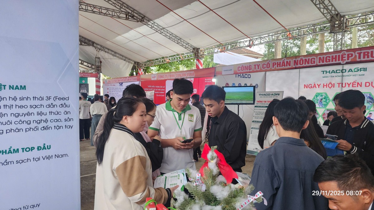 Doanh nghiệp giới thiệu sản phẩm, quảng bá thương hiệu của mình đến với sinh viên, giáo viên, các nhà quản lý và xã hội. Ảnh: Ket Vinh