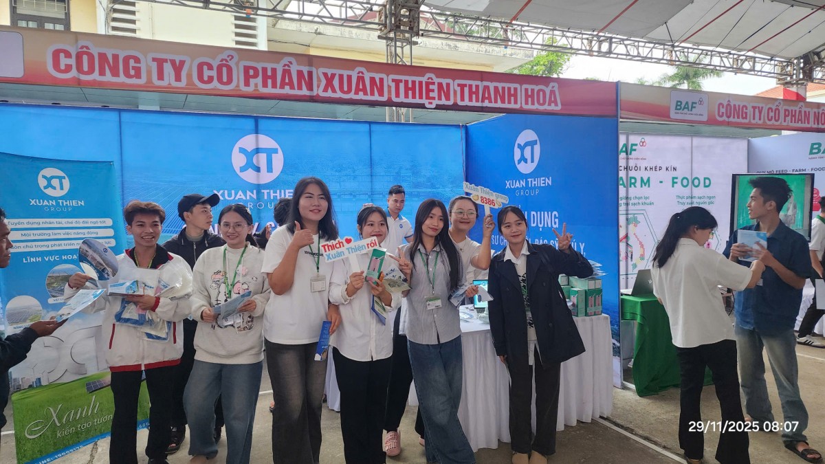 Doanh nghiệp giới thiệu sản phẩm, quảng bá thương hiệu của mình đến với sinh viên, giáo viên, các nhà quản lý và xã hội. Ảnh: Ket Vinh