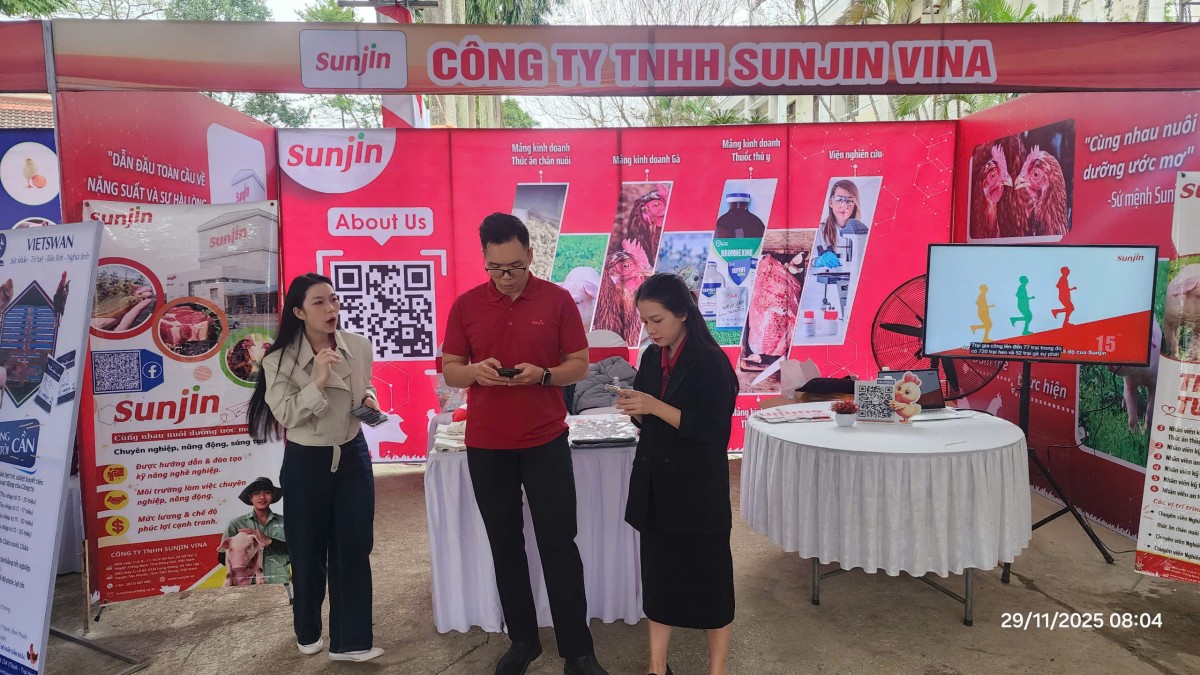 Doanh nghiệp giới thiệu sản phẩm, quảng bá thương hiệu của mình đến với sinh viên, giáo viên, các nhà quản lý và xã hội. Ảnh: Ket Vinh