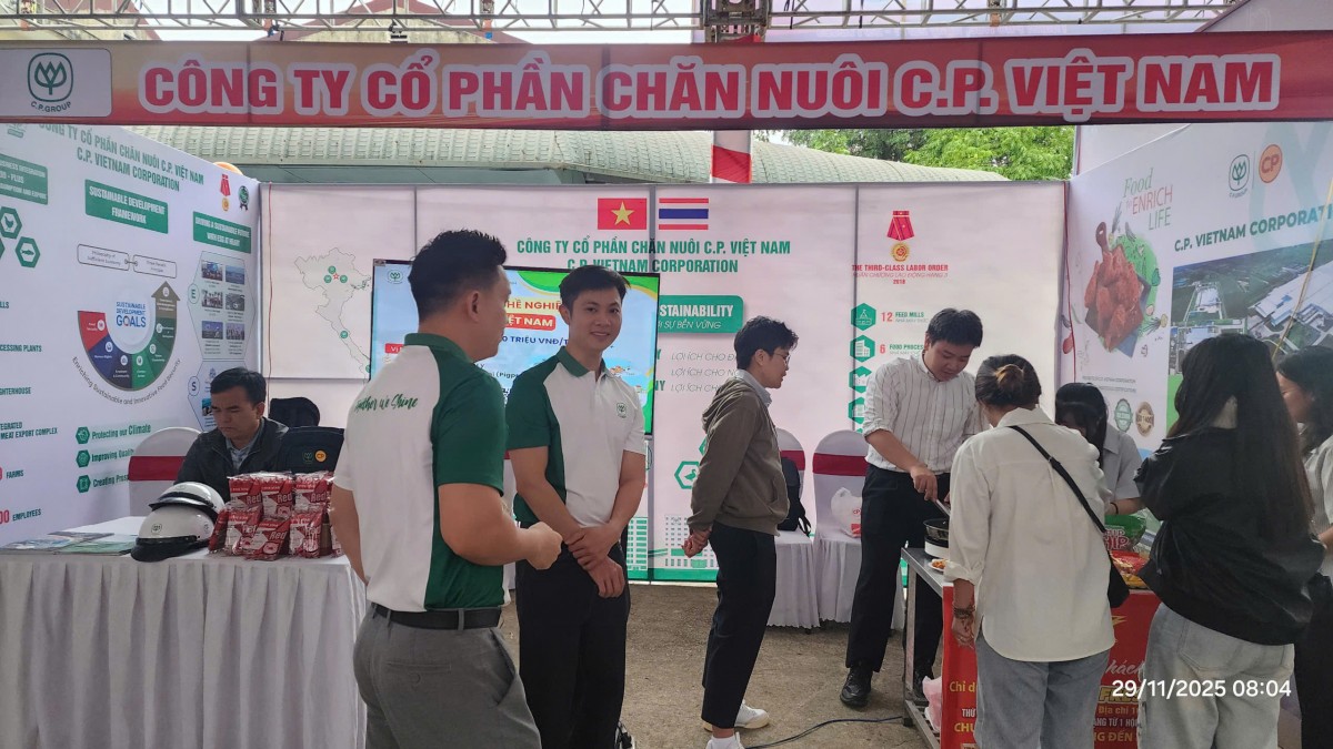 Doanh nghiệp giới thiệu sản phẩm, quảng bá thương hiệu của mình đến với sinh viên, giáo viên, các nhà quản lý và xã hội. Ảnh: Ket Vinh