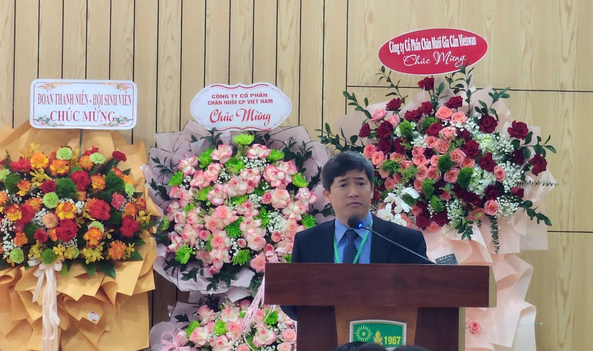 GS.TS. Lê Đình Phùng, Bí thư Đảng ủy, Chủ tịch hội đồng trường ĐH Nông Lâm (Huế) phát biểu tại chương trình. Ảnh; Ket Vinh