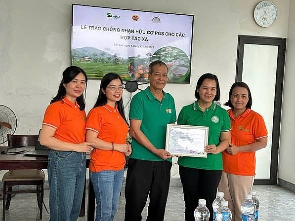 TRAO CHỨNG NHẬN HỮU CƠ PGS CHO CÁC HỢP TÁC XÃ Ở TỈNH PHÚ THỌ VÀ SƠN LA TRAO CHỨNG NHẬN HỮU CƠ PGS CHO CÁC HỢP TÁC XÃ Ở TỈNH PHÚ THỌ VÀ SƠN LA