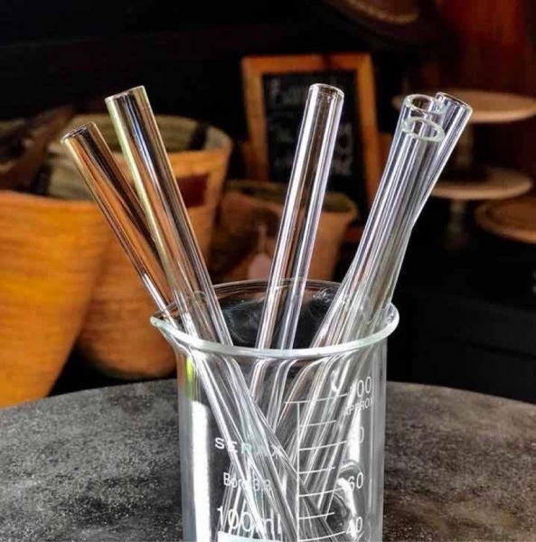 Những nguy hiểm khi uống nước bằng ống hút thủy tinh