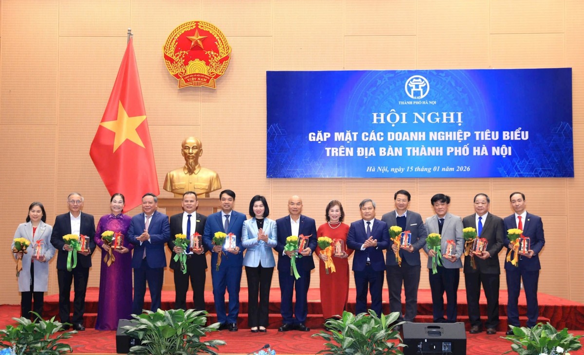 Các đồng chí lãnh đạo thành phố Hà Nội với các doanh nghiệp tiêu biểu. Ảnh: Đình Hiệp