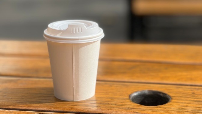 Nguy cơ nuốt hàng ngàn hạt vi nhựa khi dùng cốc cà phê một lần